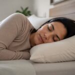 Persona durmiendo de lado con la cabeza y el cuello alineados sobre una almohada