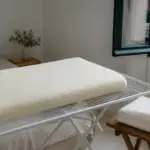 Almohada viscoelástica extendida junto a una ventana, con la funda retirada para airearla