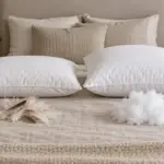Comparación visual entre una almohada de plumas y una almohada de fibra