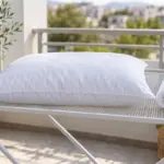 Almohada blanca secándose en horizontal sobre una rejilla ventilada