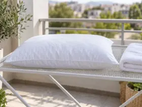 Almohada blanca secándose en horizontal sobre una rejilla ventilada